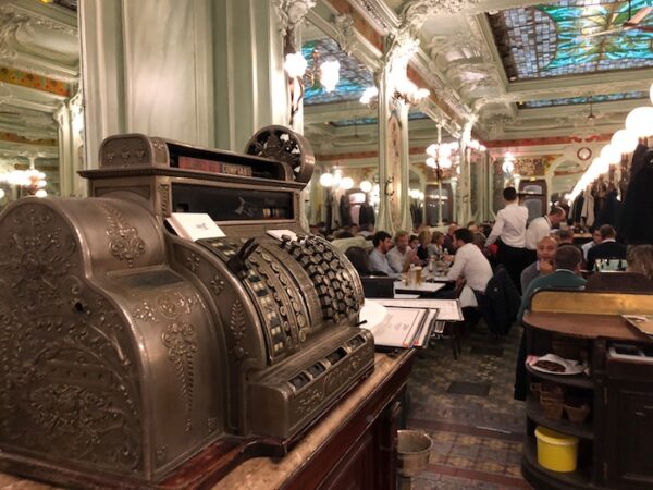 15 Restoran Romantis di Paris yang Cocok untuk Bulan Madu